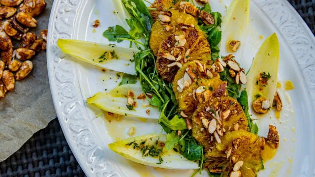 Салата от гриловани портокали с пикантни бадеми