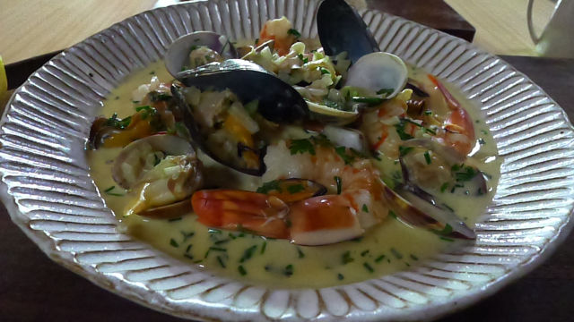 Морски дарове със сметана и пастис