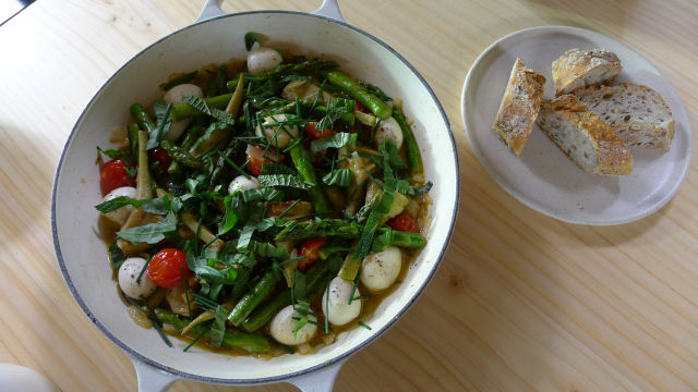 Аспержи, домати и артишок