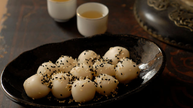 Лепкави кнедли със сусам