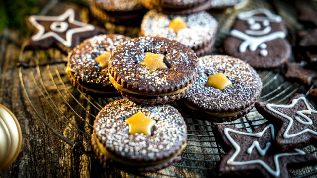 Коледни бисквити с карамелен пълнеж