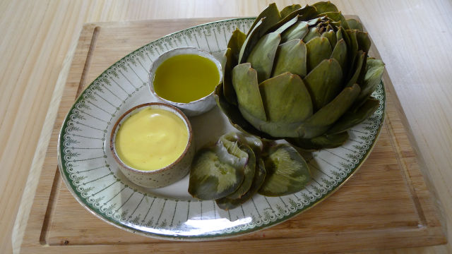 Артишок със сос "Винегрет" и сос "Холандез"