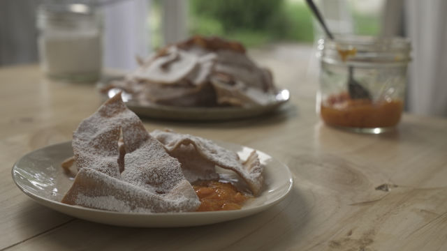 Пържени лентички тесто