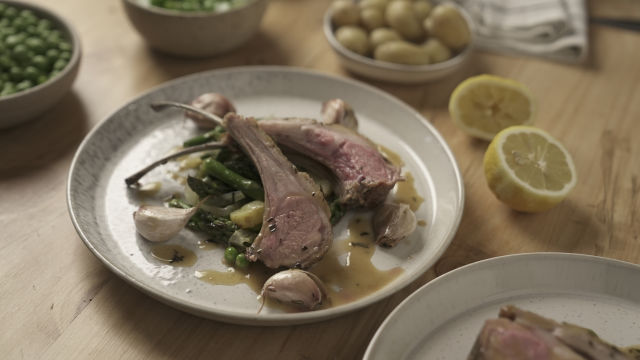 Агнешки ребра с пролетни зеленчуци