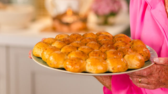 Рулца със сирене и пресни подправки