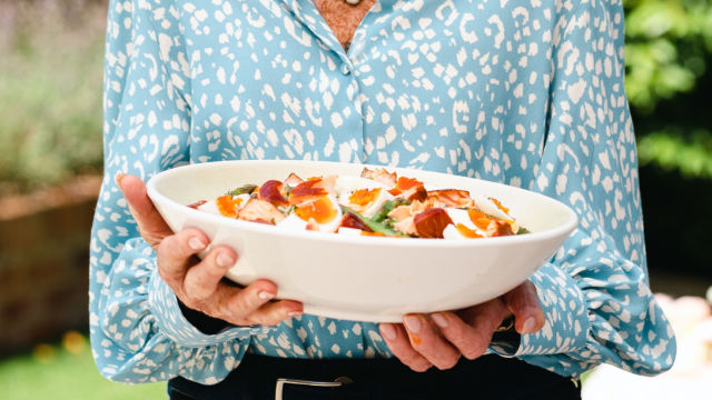 Салата с ориз, аспержи и топло пушена сьомга