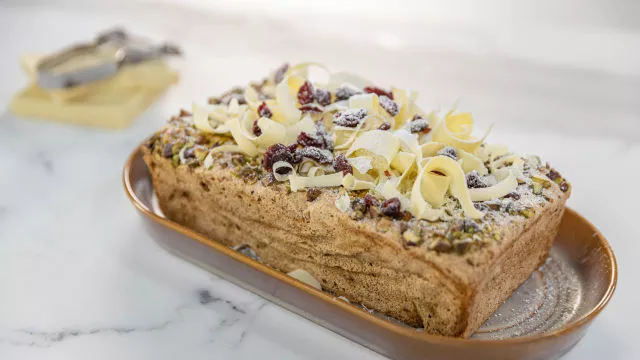 Дакоаз с шамфъстък и бял шоколад