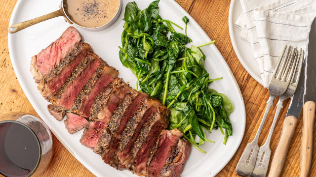 Говежди стек с черен пипер и бренди сос