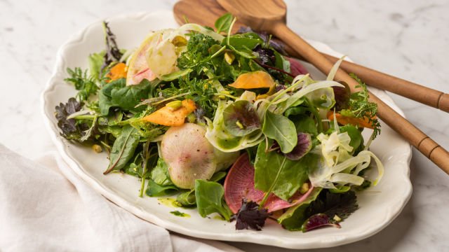 Фермерска салата с босилеков винегрет