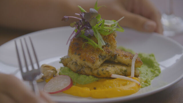 Панирано филе от риба с пюре от тиква и грах