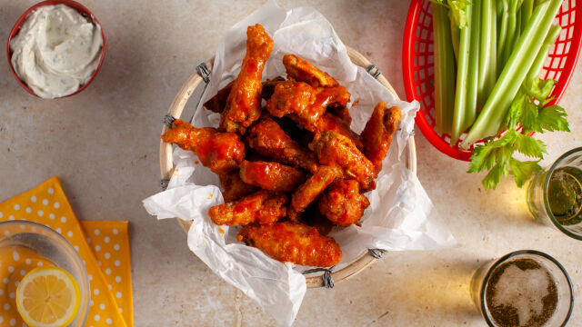 Пилешки крилца със сос Бъфало и дип със синьо сирене