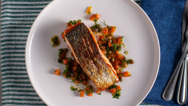 Печена сьомга с доматена салца