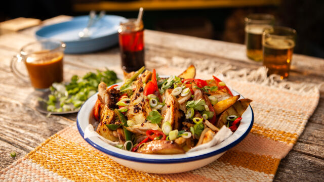 Пикантно печено пиле със зеленчуци