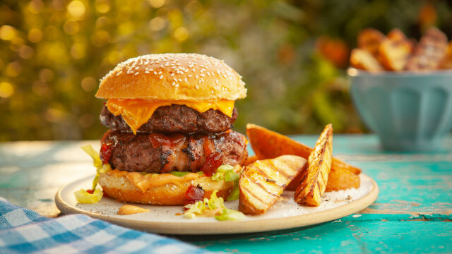 Двоен чийзбургер с бекон