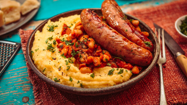 Печени наденички с полента със сирене и боб