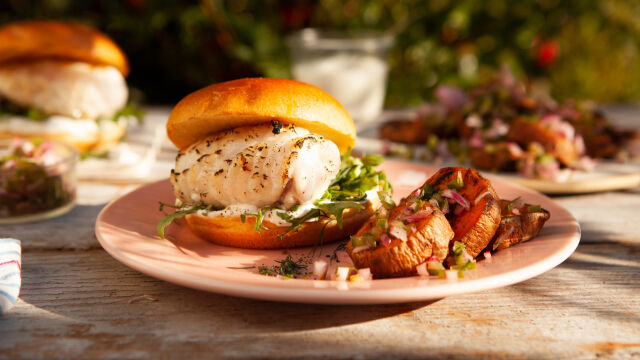Бургер с печена риба и сладък картоф
