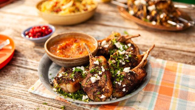 Агнешко и патладжани с подправки с кускус и печени зеленчуци