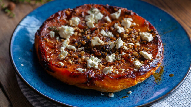 Тарт Татен с тиква, люти чушки, лешници и фета