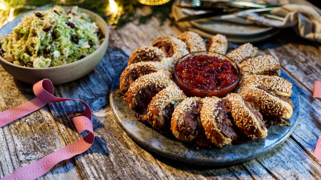 Празничен венец с шунка и сирене