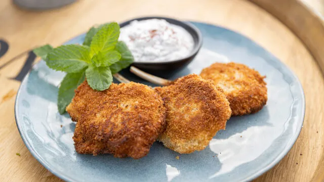 Хрупкави агнешки котлети със сос от кисело мляко и солени лимони