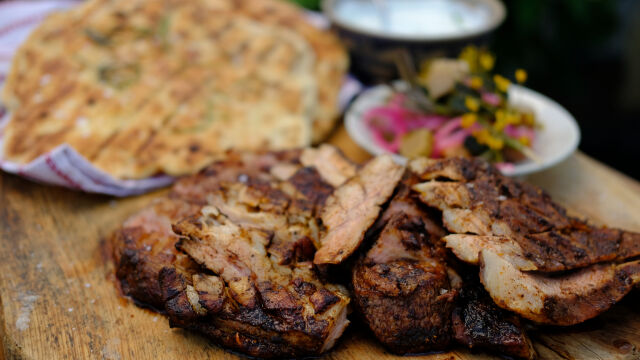 Печено агнешко с плосък хляб, кисело мляко и туршия