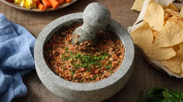 Дип с тиквени семки, печени домати и хабанеро