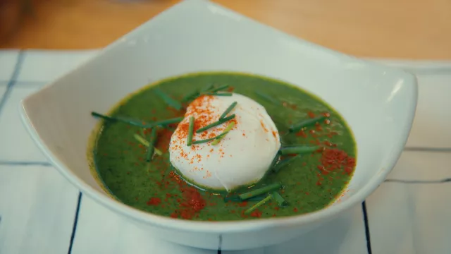 Супа с кресон и поширани яйца