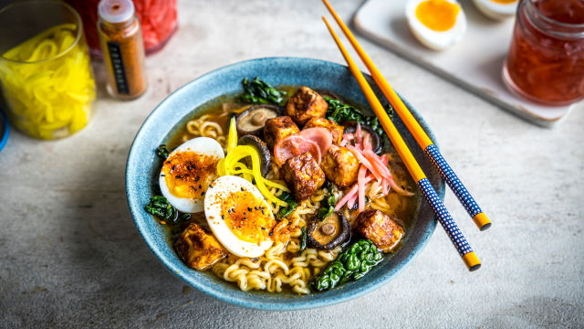 Рамен с инстантни нудли и тофу в еър фрайър