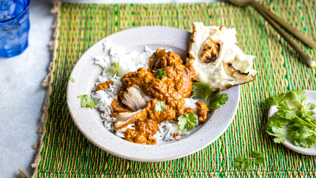 Бавно готвено къри пиле с масло