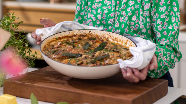 Пиле в един съд с пресни подправки