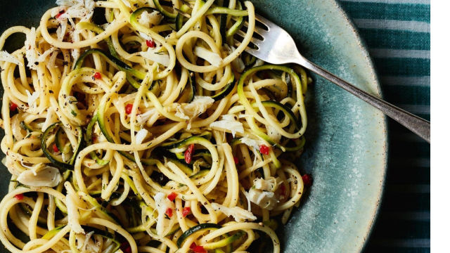 Спагети с тиквички и рачешко месо