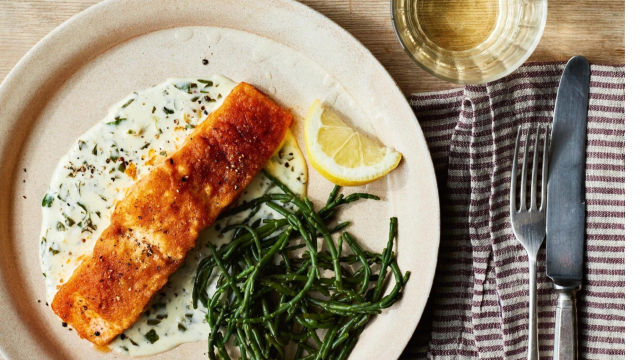 Филе от сьомга с хрупкава коричка и саликорния