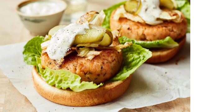 Бургер със сьомга и майонеза