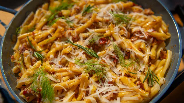 Паста с малтийска наденица, резене и сушени домати