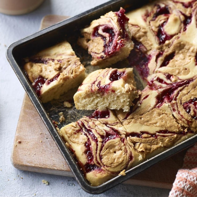 Сладкиш с фъстъчено масло и конфитюр