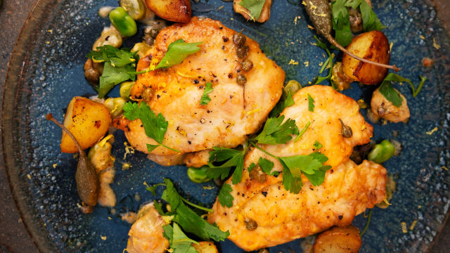 Пилешки скалопини с бакла, артишок, лимон и каперси