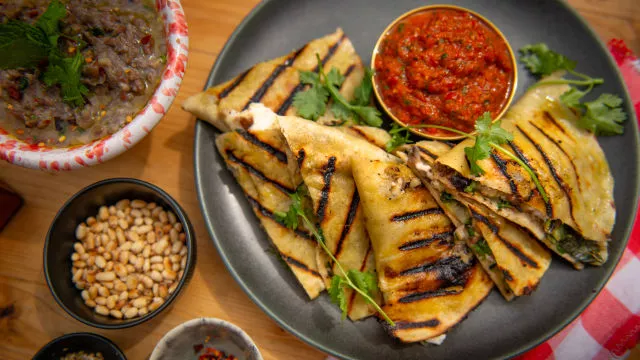 Кесадии с гриловани тиквички, бигила и салца от сушени домати