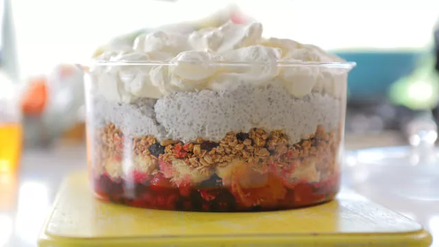 Трайфъл с чиа, кисело мляко и гранола