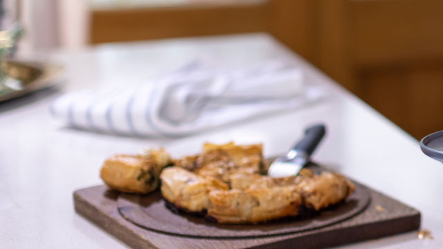 Руло с наденица и спанак