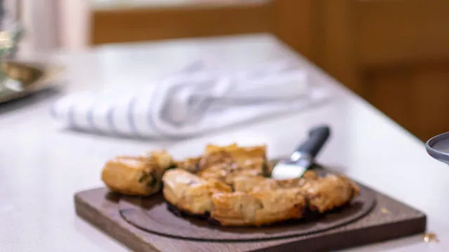 Руло с наденица и спанак