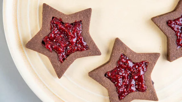 Шоколадови бисквити с малиново сладко