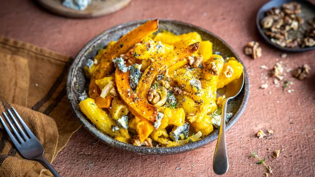 Паста с печена тиква, синьо сирене и орехи