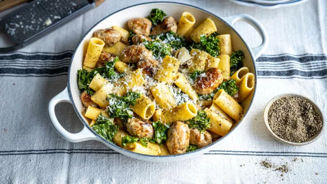 Кюфтета от наденица в сметанов сос