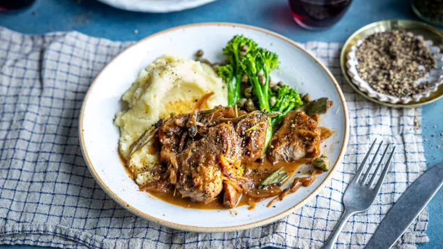 Свински медальони със сос с карамелизиран лук