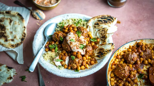 Пикантни кюфтета по марокански в един съд