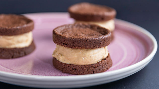 Сандвичи от шоколадови бисквити с карамелен сладолед