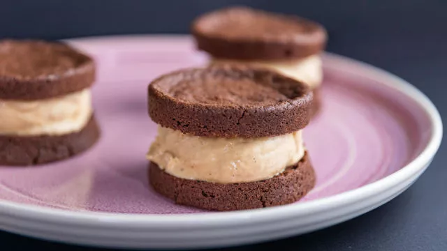 Сандвичи от шоколадови бисквити с карамелен сладолед