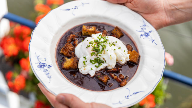 Поширани яйца в сос от червено вино