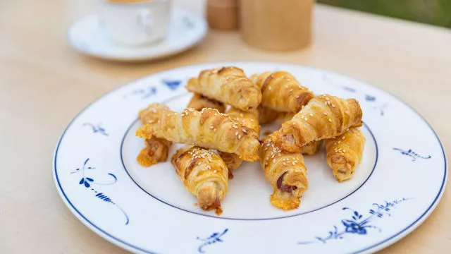 Мини кроасани с шунка и сирене