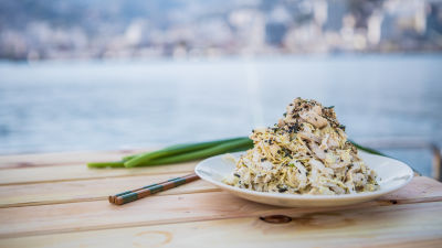 Salata sa sjeckanom piletinom, zeljem i preljevom od sezama